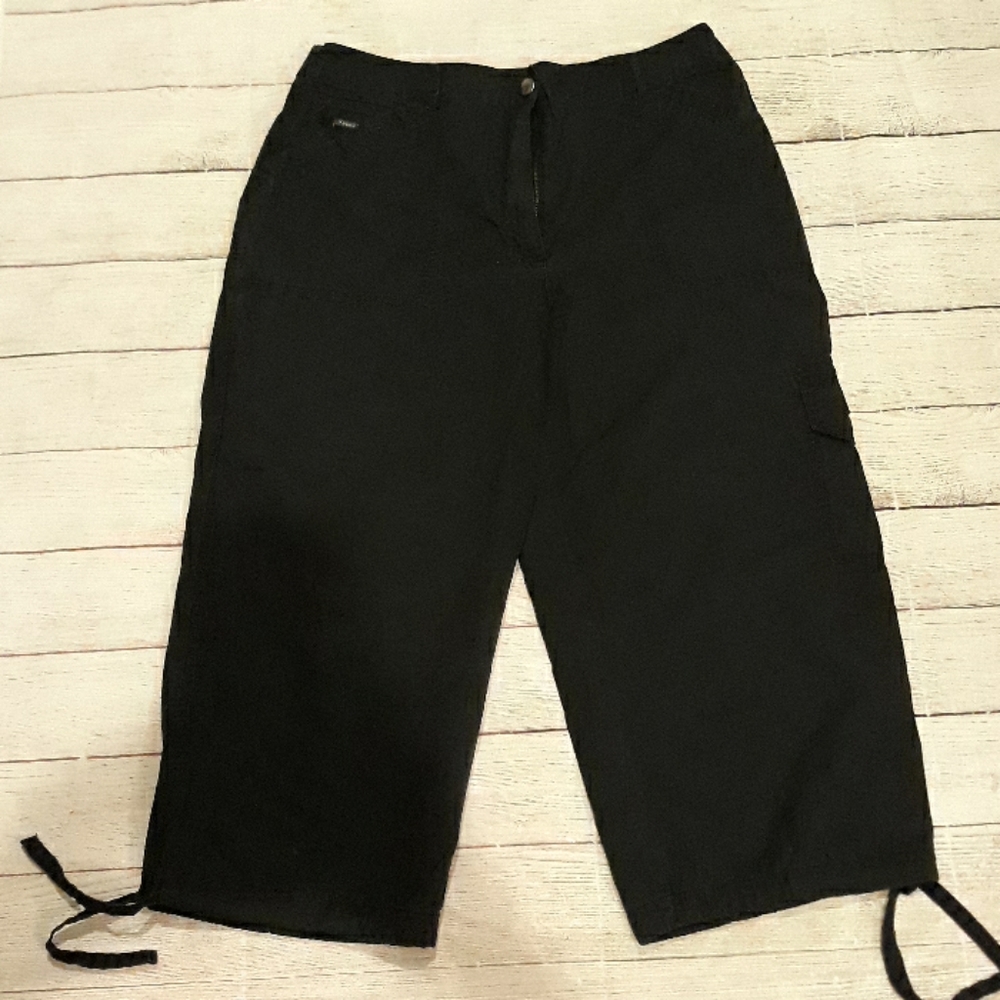 Black capris